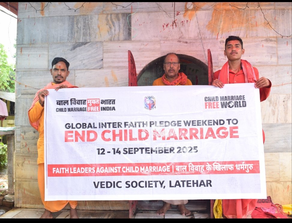 VedicSPalamu's tweet photo. बाल विवाह मुक्त विश्व अभियान लातेहार जिला में चलाया गया इस अभियान के तहत लातेहार जिला के प्रसिद्ध चंदवा श्री उग्रतारा देवी के मंदिर धर्म गुरु अवधकिशोर पाठक और लातेहार के मुख्य  मस्जिद के इमाम शोहेब रजा द्वारा बाल विवाह रोकथाम के लिए एक संदेश दिया गया.
#GlobalinterfaithWeekend https://t.co/fP82NarUF3