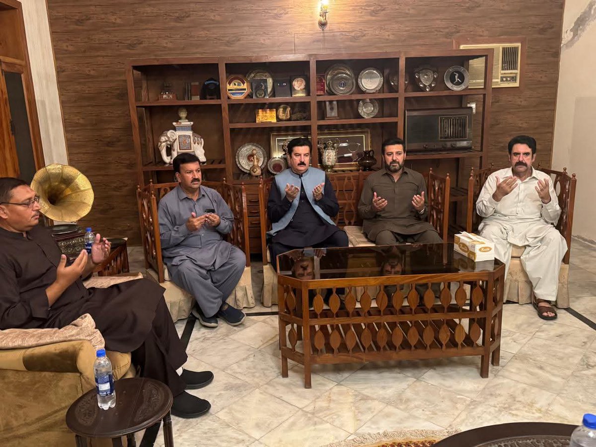 NadarKh91628842's tweet photo. گورنر خیبر پختونخواہ فیصل کریم کنڈی کی ھاتھیان ھاوس امد ضلعی صدر اسد خان سے انکی پھوپھی کی وفات پر تعزیت کی 
@fkkundi https://t.co/nTKMjHX4D5