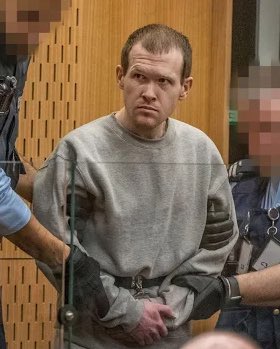 No fue en EEUU. Víctimas del atentado de Christchurch (Nueva Zelanda, 2019): 

Brenton Tarrant, supremacista blanco, mató a 51 musulmanes en dos mezquitas. Transmitió el ataque en vivo por Facebook, generando un “efecto viral” que amplificó su propaganda. 

Tarrant se