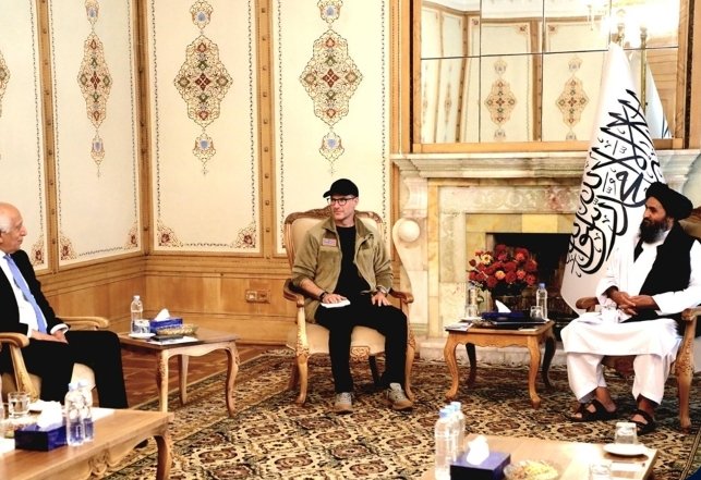 د آمریکې ولسمشر ډونلډ ټرمپ ځانکړي استازي ادم بولر په مشرۍ ځانګړی هیات چې پکې زلمی خلیلزاد هم شتون لري، له امریکې څخه کابل ته راغلی او نن یې د بهرنیو چارو وزیر په شمول له یو شمیر نورو چارواکو سره هم لیدلي دي.