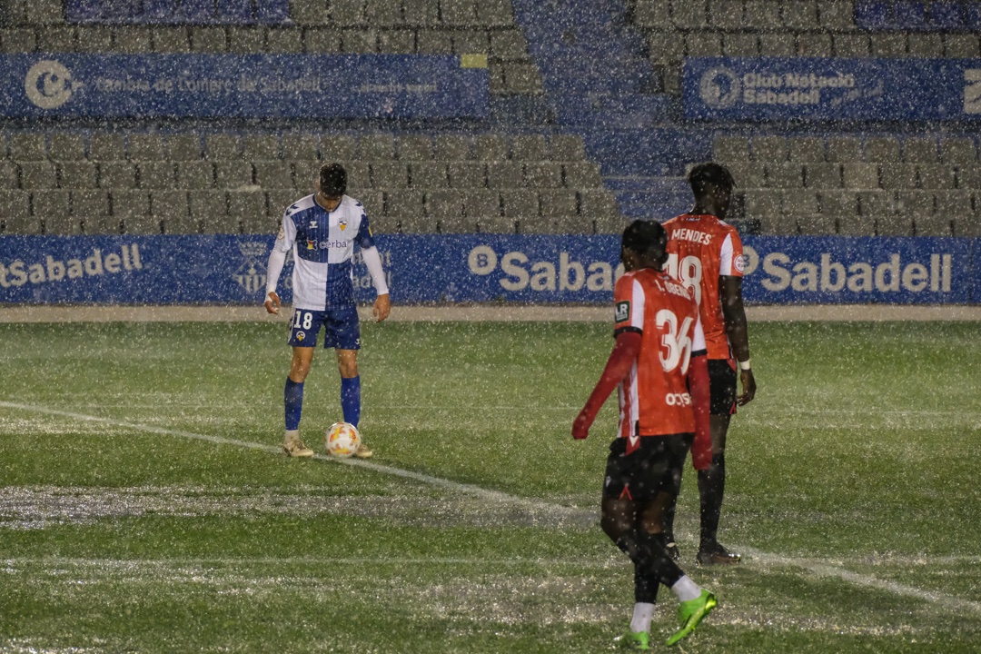 esportsenxarxa's tweet photo. 📡Avui a l'#EnJoc ràdio I 20h⏰I
⚽️El @FCBarcelona_cat perd Lamine Yamal pel #VirusFIFA
⚽️L' @RCDEFemeni empata a #Tenerife (0-0)
⚽️ El @CESabadell - Cartagena suspès per la pluja ⛈️
🤾El @BMGranollers guanya el primer partit del curs a la #LigaGuerreras (31-28) 🔥
📻 Ràdios locals📱https://t.co/X0VRQTh00U