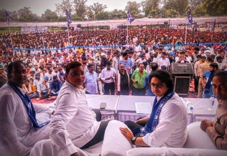 Gudiya_5305's tweet image. जो मीडिया दिखाने से कतराती थी आज वही दिखाने पर मजबूर हो गयी है
आकाश भाई का अंदाज ही अलग है🔥