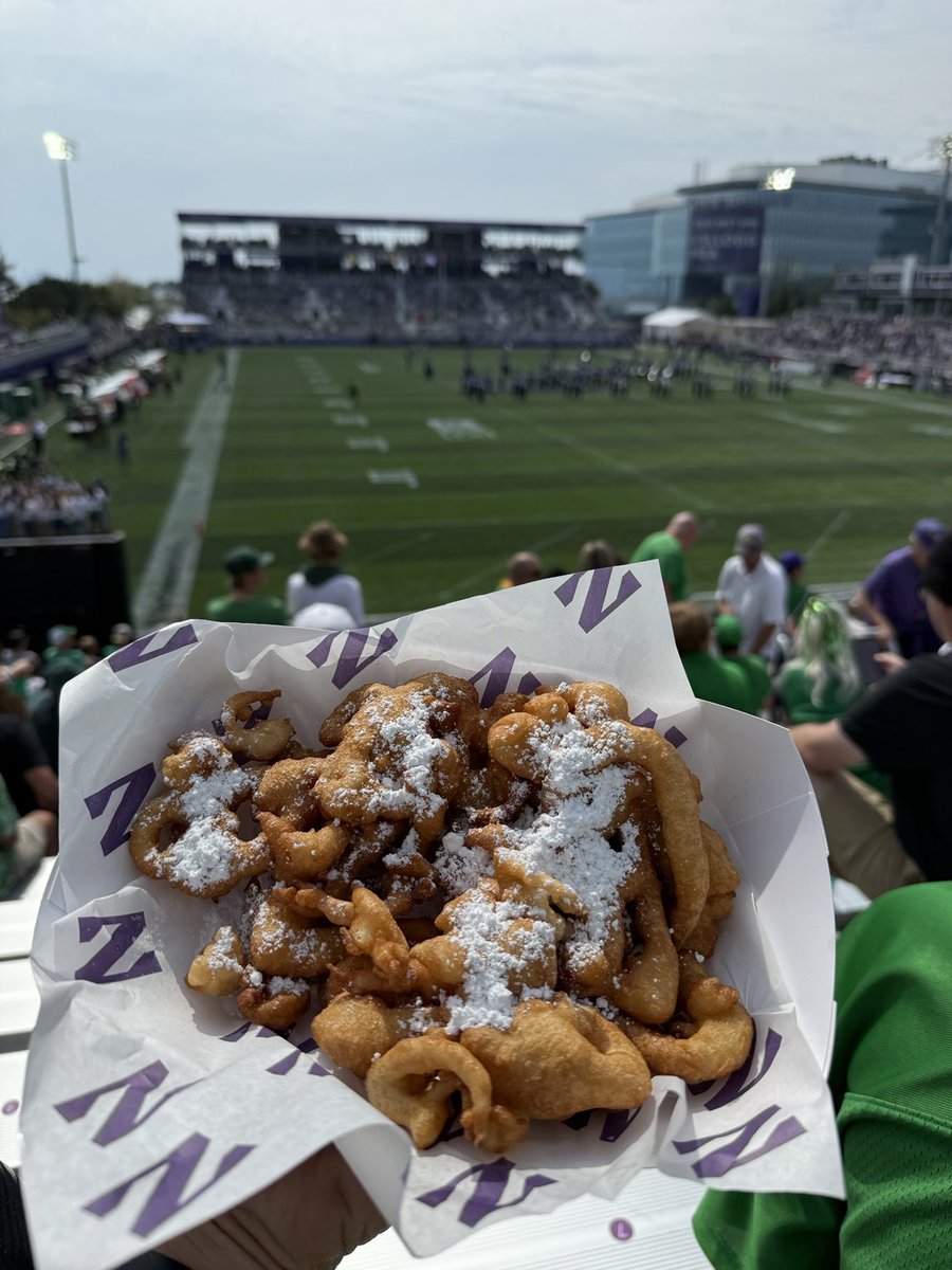 raabenducks1's tweet photo. Man of my word. #funnelcake @oregonfootball #GoDucks https://t.co/L9RqNjEshu