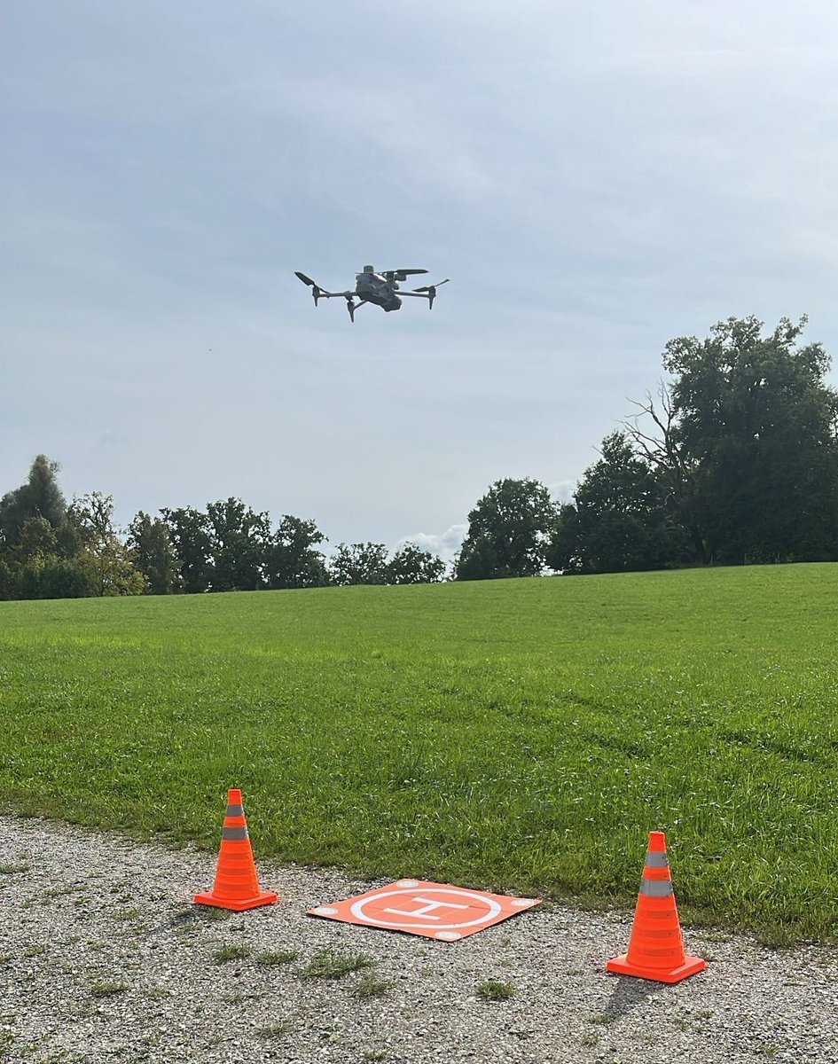 Heute waren wir gemeinsam mit den Besitzern im Einsatz, um einen entlaufenen Hund zu finden.
Da hilft auch die Unterstützung aus der Luft.
