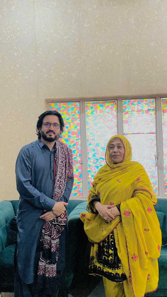 MushtaqueThari's tweet photo. میرپورخاص سرہندی ہاوَس پیپلزپارٹی کلچرل ونگ میرپورخاص ڈویژن کے صدر پیر مزمل جان سرہندی سے سمیرا بلوچ ڈپٹی میئر میرپورخاص نے ملاقات کی اور پیپلز کلچر ونگ میرپورخاص ڈویژن کے صدر منتخب ہونے پر مبارکباد پیش کی
@BBhuttoZardari @Qasimsoomro 
@LiaquatShahani 
@PirMuzamil
@msumerabaloch https://t.co/9pDwqfYp1G