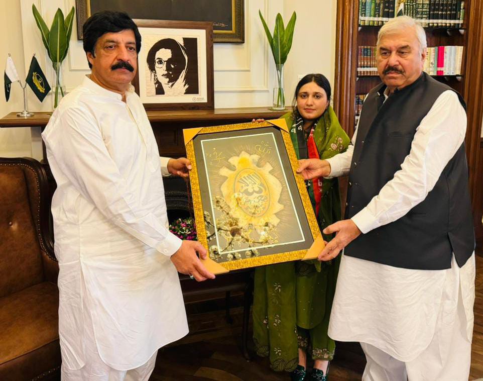 youthdiploforum's tweet photo. Director Comms Ms. Robina Malik met the Governor of Punjab to discuss women’s empowerment, youth engagement, and tackling harassment. 

#YDF
 #WomenEmpowerment https://t.co/cET602WEZE