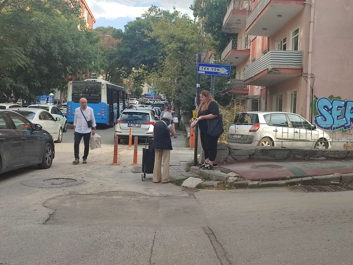 DHAyranci's tweet image. &quot;Tek Seçeneğimiz Devrim!&quot; manşetiyle çıkan Devrim Gazetesi&apos;ni Güvenlik Caddesinde okurlarla buluşturduk.