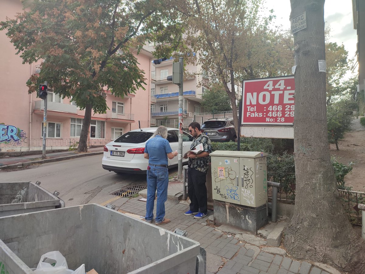 DHAyranci's tweet image. &quot;Tek Seçeneğimiz Devrim!&quot; manşetiyle çıkan Devrim Gazetesi&apos;ni Güvenlik Caddesinde okurlarla buluşturduk.