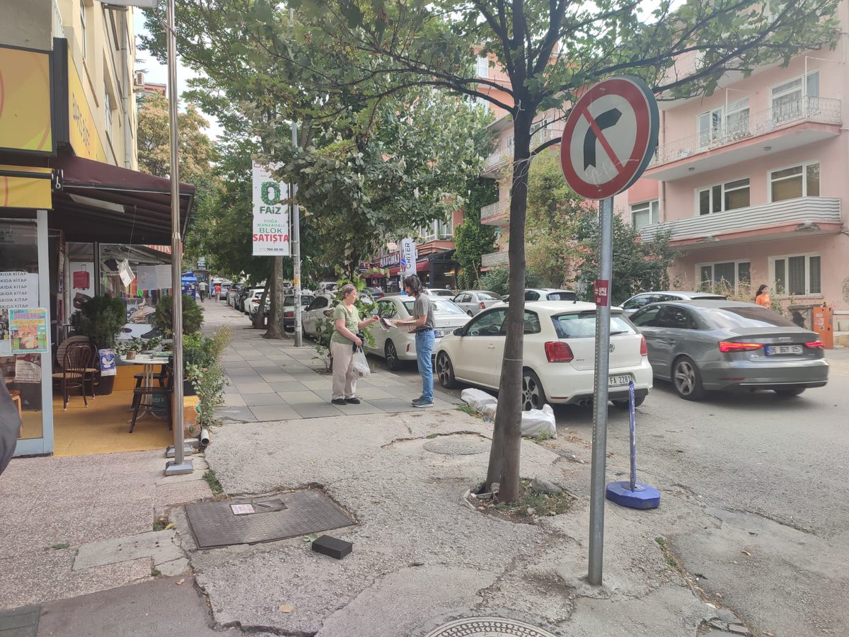 DHAyranci's tweet image. &quot;Tek Seçeneğimiz Devrim!&quot; manşetiyle çıkan Devrim Gazetesi&apos;ni Güvenlik Caddesinde okurlarla buluşturduk.