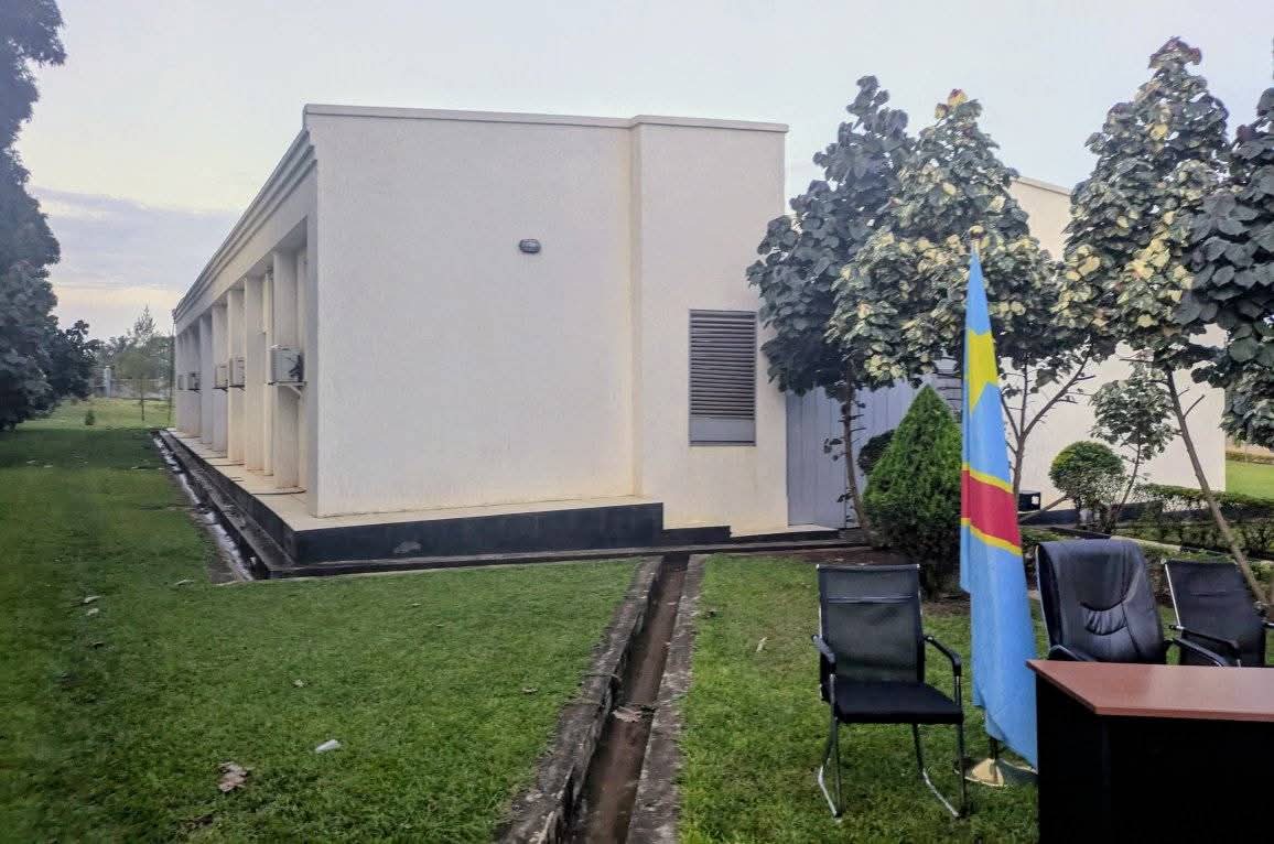 #Isiro n’est pas que ses vieux bâtiments coloniaux. La ville s’étend, se modernise et s’illustre avec de nouveaux quartiers comme Ndubala, Picnic ou Madulunga. Découvrez en image la résidence officielle des Gouverneurs, symbole de cette transformation. 

📷  André Sengi Miguel