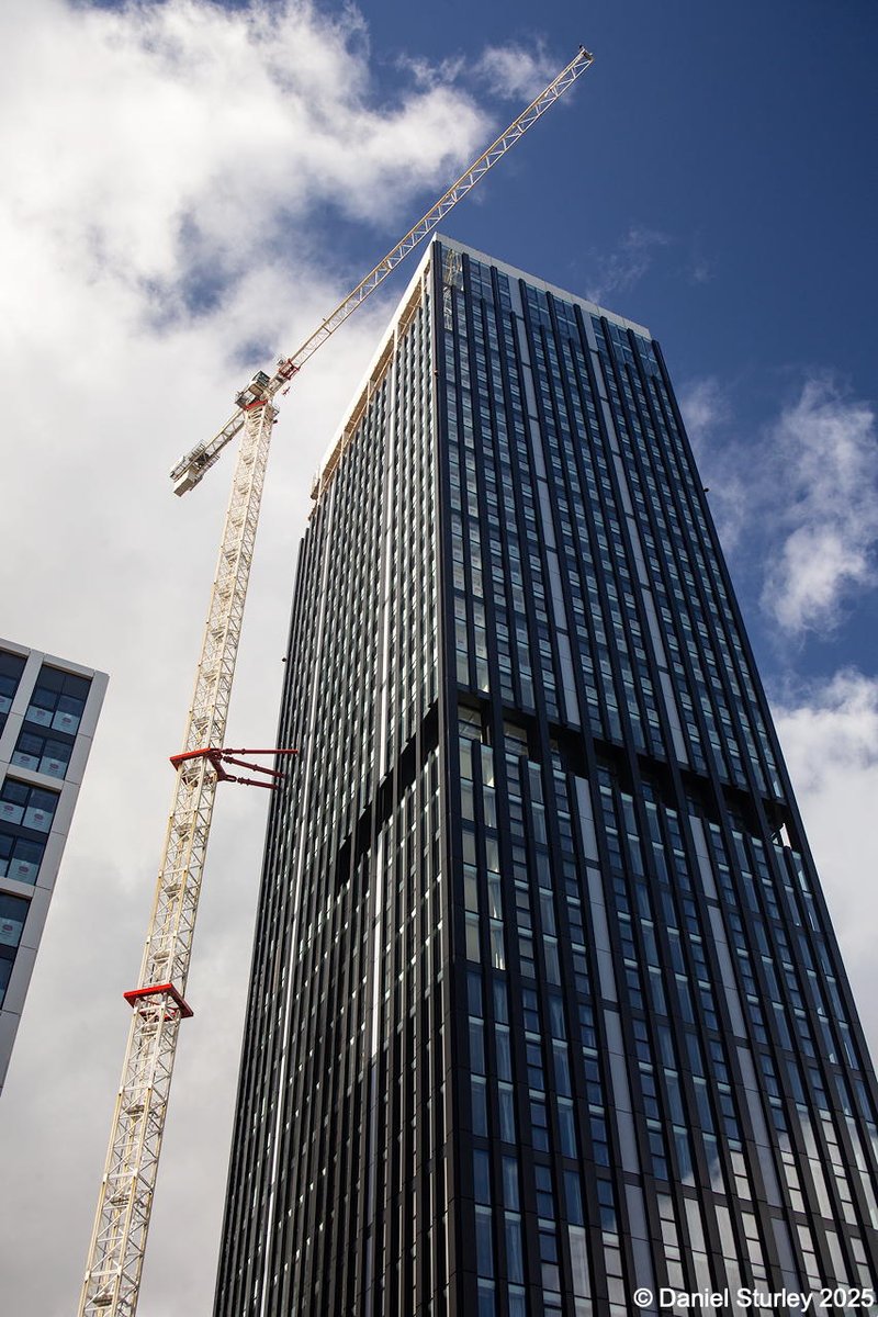 #Birmingham UK, the final floors of the Great Charles Street #development main tower are get the #facade installed 😃 

See more photos here: 
danielsturley.com/birmingham-the…

#BirminghamWeAre #NearlyFinished 
#Architecture #AllStyles 
#Construction #Photography