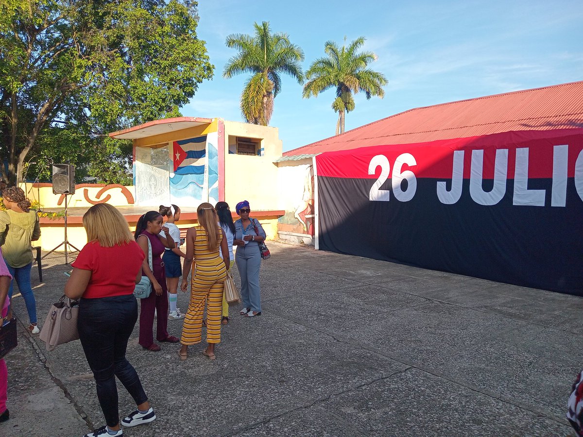 Songo La Maya un pueblo de patria o muerte <a href="/CubaMined/">MINED</a> <a href="/DiazCanelB/">Miguel Díaz-Canel Bermúdez</a> <a href="/dpestgo/">DGE Santiago de Cuba</a> <a href="/RaulSamon/">Raúl Samón Soto</a>