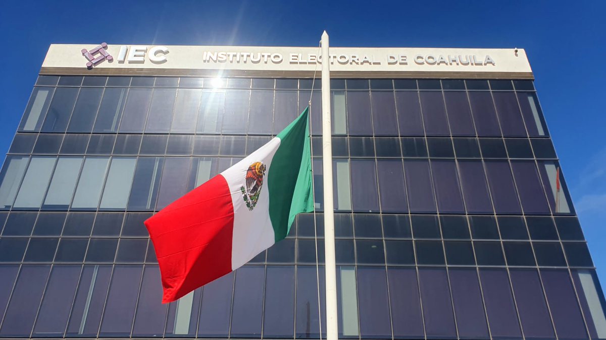 🇲🇽 En el Instituto Electoral de Coahuila izamos a media asta nuestra Bandera Nacional en conmemoración del 178 aniversario de la Gesta Heroica de los Niños Héroes de Chapultepec. Honramos su legado de valentía y amor a la patria.
#IEC #Coahuila #NiñosHéroes #México