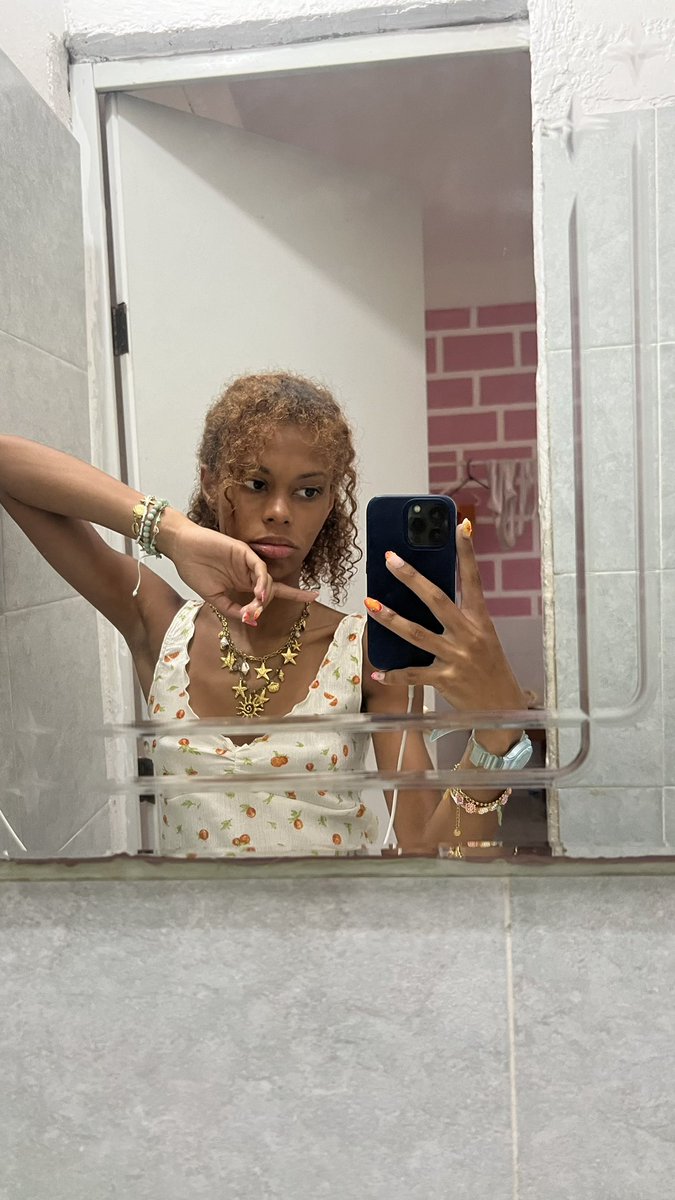 petulipe's tweet image. Cc regardez mon bronzage #encore avant que ce soit fini (il faut regarder les 3 photos)