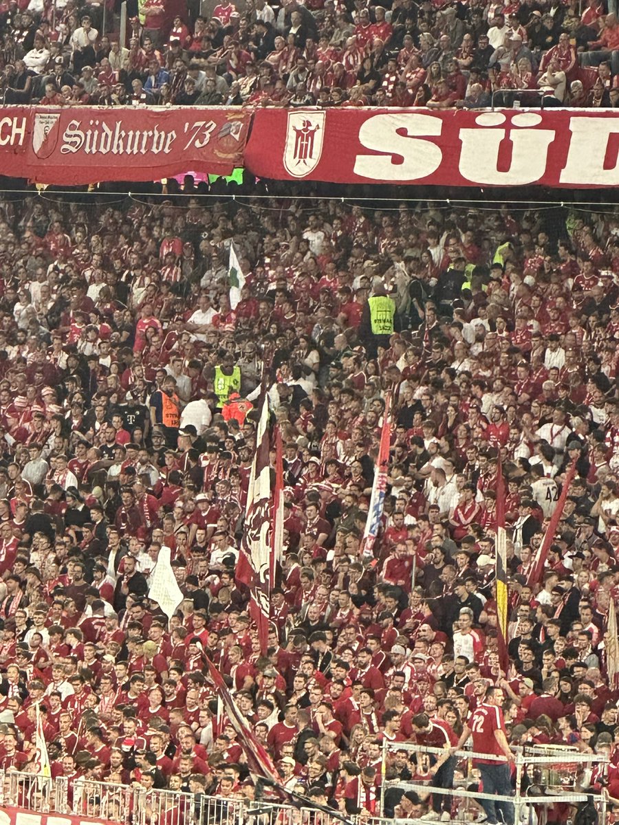 Kein Support in der jetzt sehr ruhigen Allianz Arena wegen eines Notarzt-Einsatzes in der Südkurve #FCBHSV