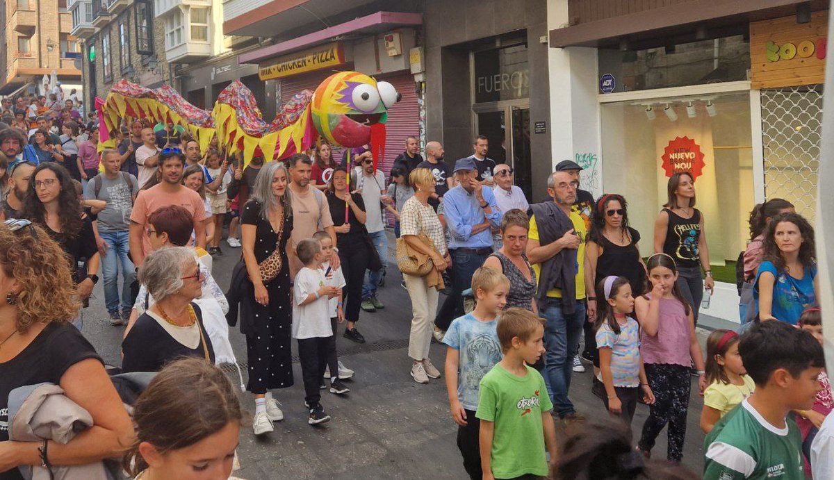 Gaur euskarak plaza bete du eta aldarrikapenak kalejira girotu. Euskara jendearen ahotan, belarrietan eta bihotzetan dabil gaur, zebilen orain dela mila urte eta ibiliko da etorkizunean ere.

Euskara denon ardura, denon indarra.