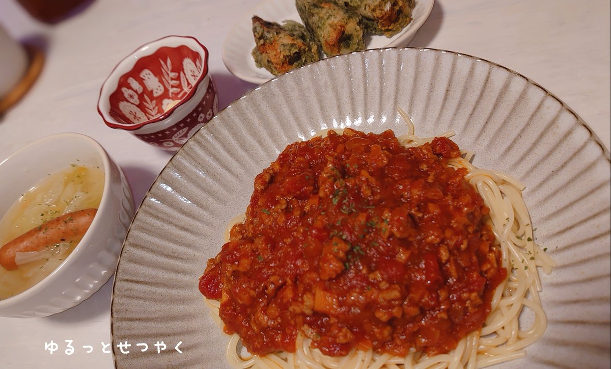 Shichan_kitchen's tweet photo. 今日の夜ごはん🌟は
°ʚミートソーススパゲッティ🍴ɞ°
◇野菜���ープ
◇磯辺揚げ

トマト缶でミートソース作りま
した💕美味しい〜(◍˃ᵕॢ˂ॢ◍)

2人で約470円🌷1人　235円
＃料理好きさんと繋がりたい
＃節約ごはん　＃節約料理
#おうちごはん𓎩𓌉 https://t.co/AIPVarEo3A