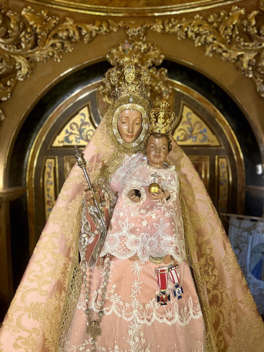 #Vestimenta | Así se presenta Nuestra Señora de la Cabeza Coronada por su vestidor, N.H.D. Antonio Jesús Hernández Camacho, para el tiempo ordinario tras las semanas en talla.

#PatronadeMotril