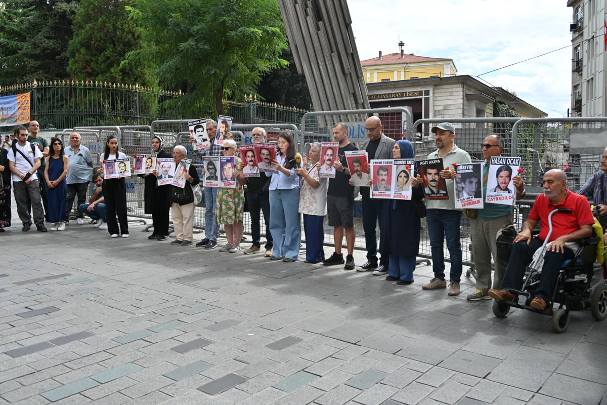 1068 haftadır adalet arayan Cumartesi Anneleri;
<a href="/CmrtesiAnneleri/">Cumartesi Anneleri</a>

"Cezasızlık, mevcut sorunların ortak zeminini oluşturmaktadır."
#CumartesiAnneleri1068Hafta

HastaTutukluluk İşkencedir