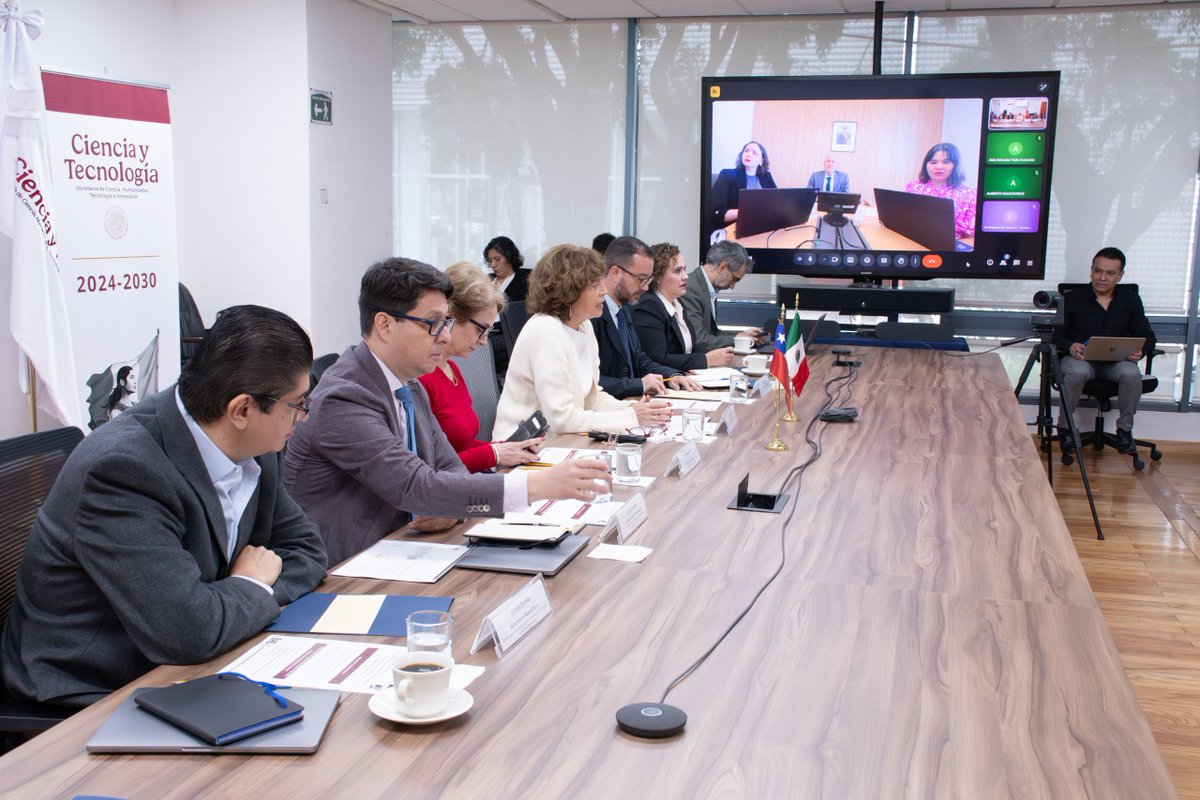 Dialogué con el ministro <a href="/min_ciencia/">Ministerio de Ciencia</a> Aldo Valle Escudero sobre la cooperación científica-tecnológica México-Chile 🇲🇽🇨🇱. El Ministerio de Ciencia, Tecnología, Conocimiento e Innovación de Chile presentó la iniciativa para la región “Latam-GPT”. 1/4