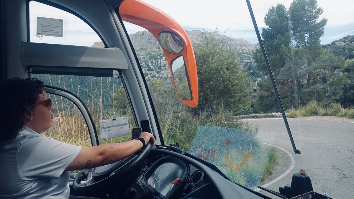 PerelloCaterina's tweet photo. 🚌⛰️
#SaCalobra https://t.co/IhPQjflrrq