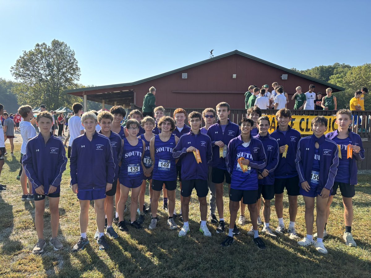 bhssxctf's tweet image. Frosh/Soph squad place 4th at the Eagle Classic today.  Oliver Moore (15), Daniel Damico (16), Joseph Arnold (22), and Ben Simon (25), make the podium, and joined by Kyler Pitkin (27), Ricky Eakin (31), Harper Smith (34) in the team scoring!  @BHSS_Athletics