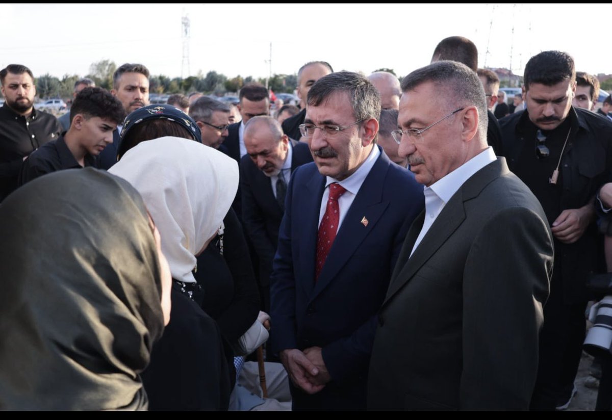 Cumhurbaşkanımızın başdanışmanı değerli büyüğüm Hamdi Kılıç’ı dualarla Hakk’a uğurladık.

Merhuma bir kez daha Allah’tan rahmet; kederli ailesine ve yakınlarına başsağlığı diliyorum.

Mekânı cennet, makamı âli olsun.
<a href="/RTErdogan/">Recep Tayyip Erdoğan</a> <a href="/hasandogan/">Hasan Doğan</a> <a href="/abdurrahim_av/">ABDURRAHİM AVCIOĞLU</a> <a href="/fgntoprak/">Figen Toprak Mhp</a> <a href="/Mustafa867465/">Mustafa Akpınar</a>