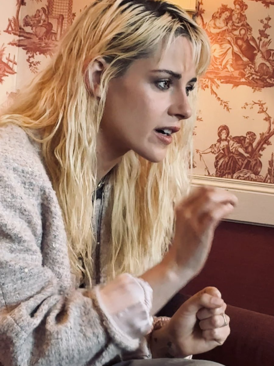 Kristen Stewart dando entrevistas mais cedo no Deauville Film Festival!