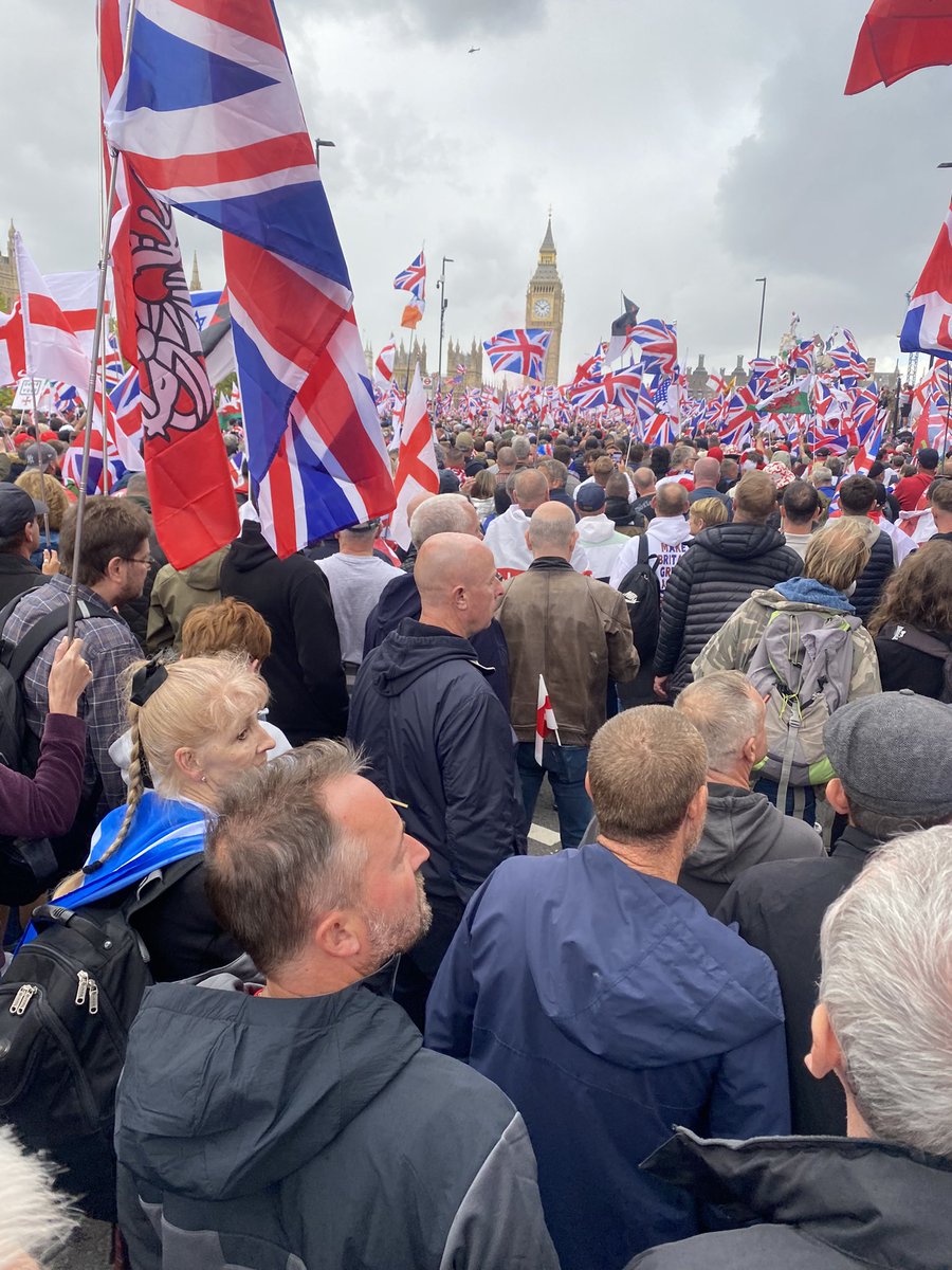 mindurown41's tweet photo. #londonprotest #London #TommyRobinson #13thSeptember https://t.co/24HRMtpNhh