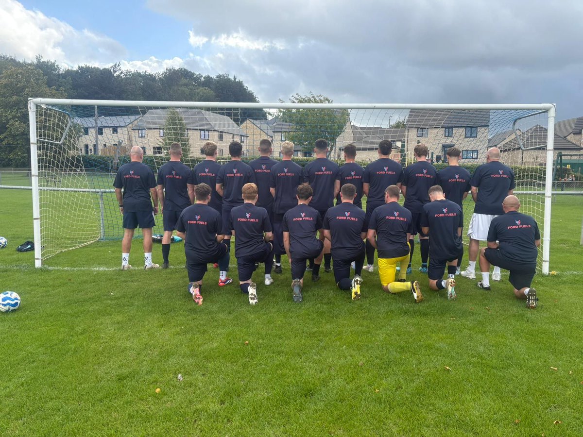 Moving swiftly along from today's result, here's the first team in their new warm up tops - kindly sponsored by Ford Fuels 🩵