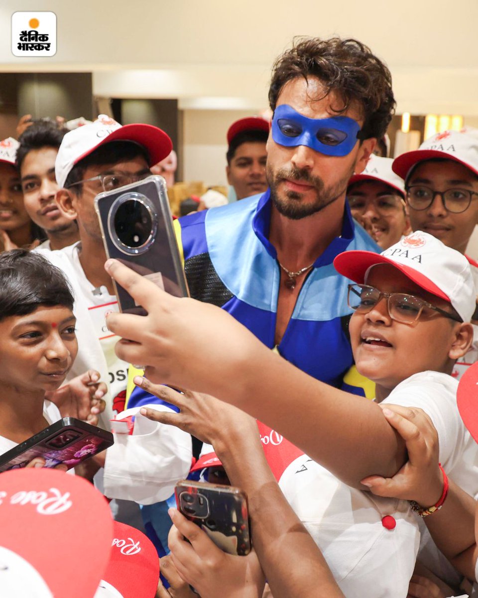 DainikBhaskar's tweet photo. बॉलीवुड एक्टर टाइगर श्रॉफ ने शनिवार को मुंबई में आयोजित एक कार्यक्रम में हिस्सा लिया। यह कार्यक्रम Cancer Patients Aid Association (CPAA) द्वारा आयोजित किया गया था।
https://t.co/6xGQmJROEr
#TigerShroff #CancerWarriors #MumbaiEvent #CPAA #FightAgainstCancer https://t.co/fIt1jttbi5