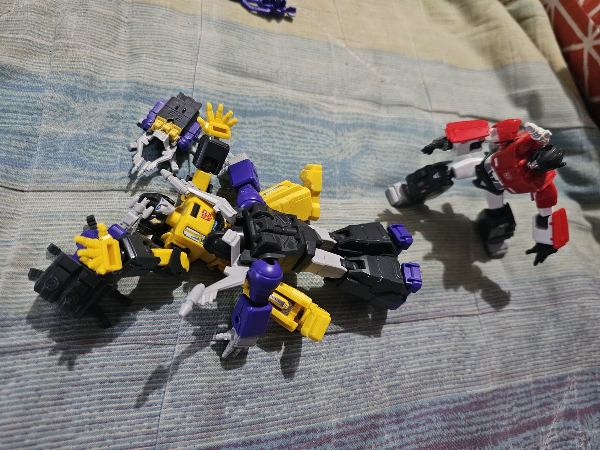 I did the Shrapnel Blokees earlier while the Lambo Twins were watching.

And then of course the Insecticons 'attacked' Sunny 🤣💜