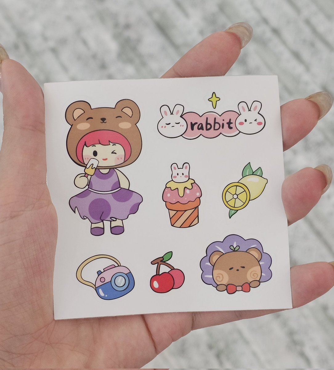 قمقمه خریدم، توش برچسب بود. چنان خوشحال شدم که اگه خبر فتح خوارزم و بخارا رو بهم می‌دادن اینقدر خوشحال نمی‌شدم