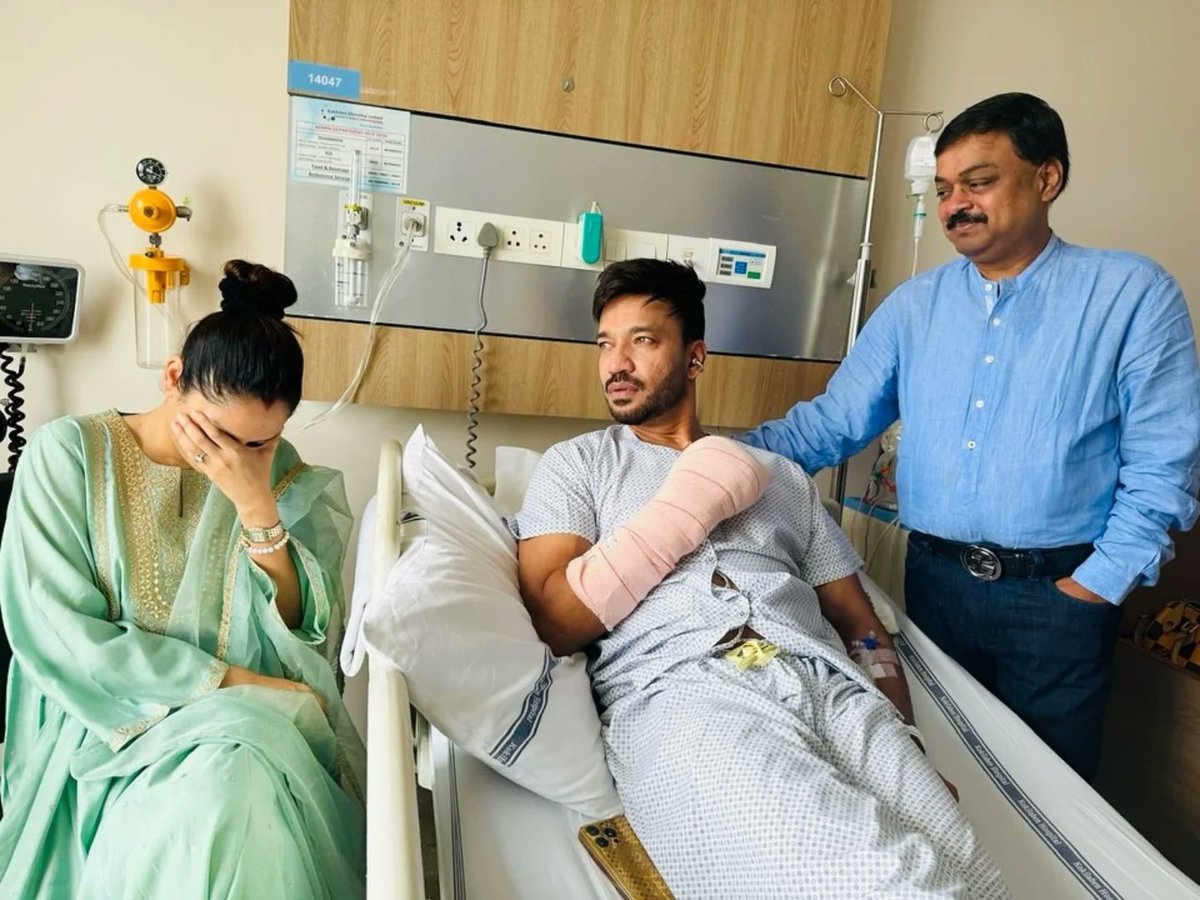 htcity's tweet image. #VickyJain suffered a terrible accident after glass pierced through his hand! Actor-wife #AnkitaLokhande stood by him as he recovers from the injury.
Producer #sandipssingh shares updates about Vicky&apos;s health with fans. Get well soon Vicky!
#vickyjainjured #actor #pavitrarishta