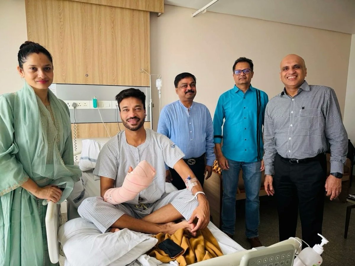 htcity's tweet image. #VickyJain suffered a terrible accident after glass pierced through his hand! Actor-wife #AnkitaLokhande stood by him as he recovers from the injury.
Producer #sandipssingh shares updates about Vicky&apos;s health with fans. Get well soon Vicky!
#vickyjainjured #actor #pavitrarishta