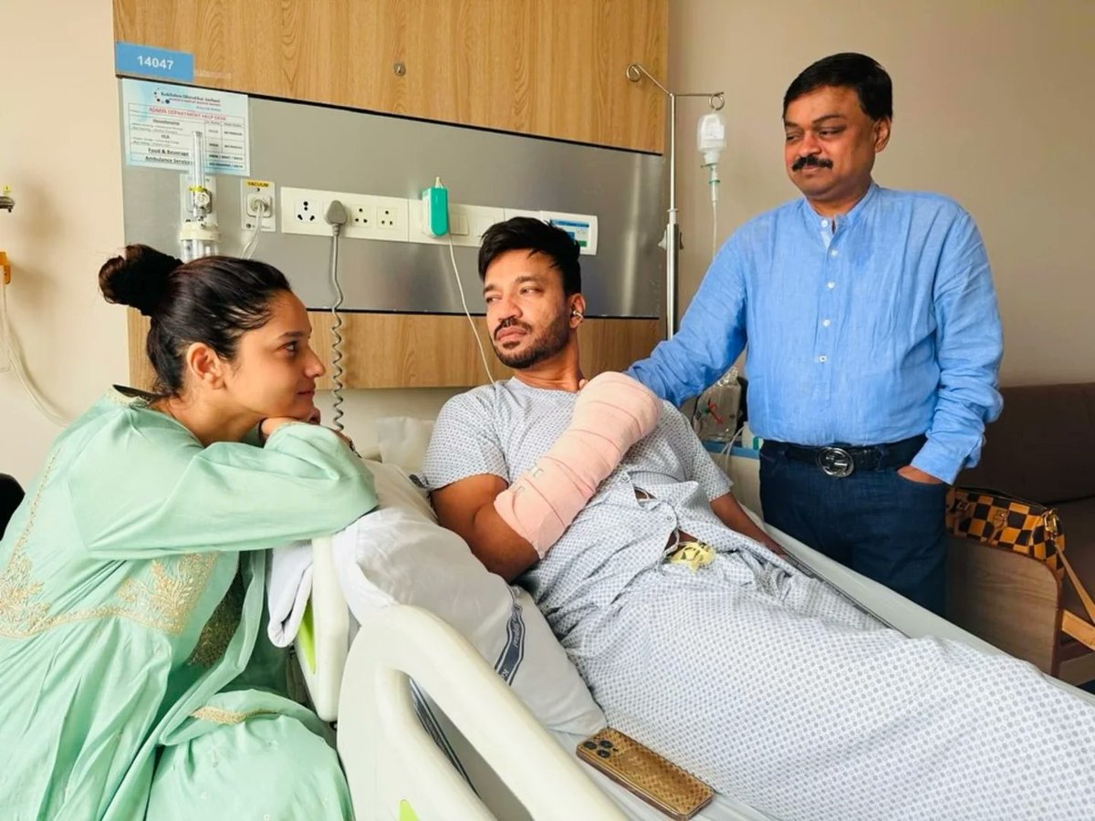 htcity's tweet image. #VickyJain suffered a terrible accident after glass pierced through his hand! Actor-wife #AnkitaLokhande stood by him as he recovers from the injury.
Producer #sandipssingh shares updates about Vicky&apos;s health with fans. Get well soon Vicky!
#vickyjainjured #actor #pavitrarishta