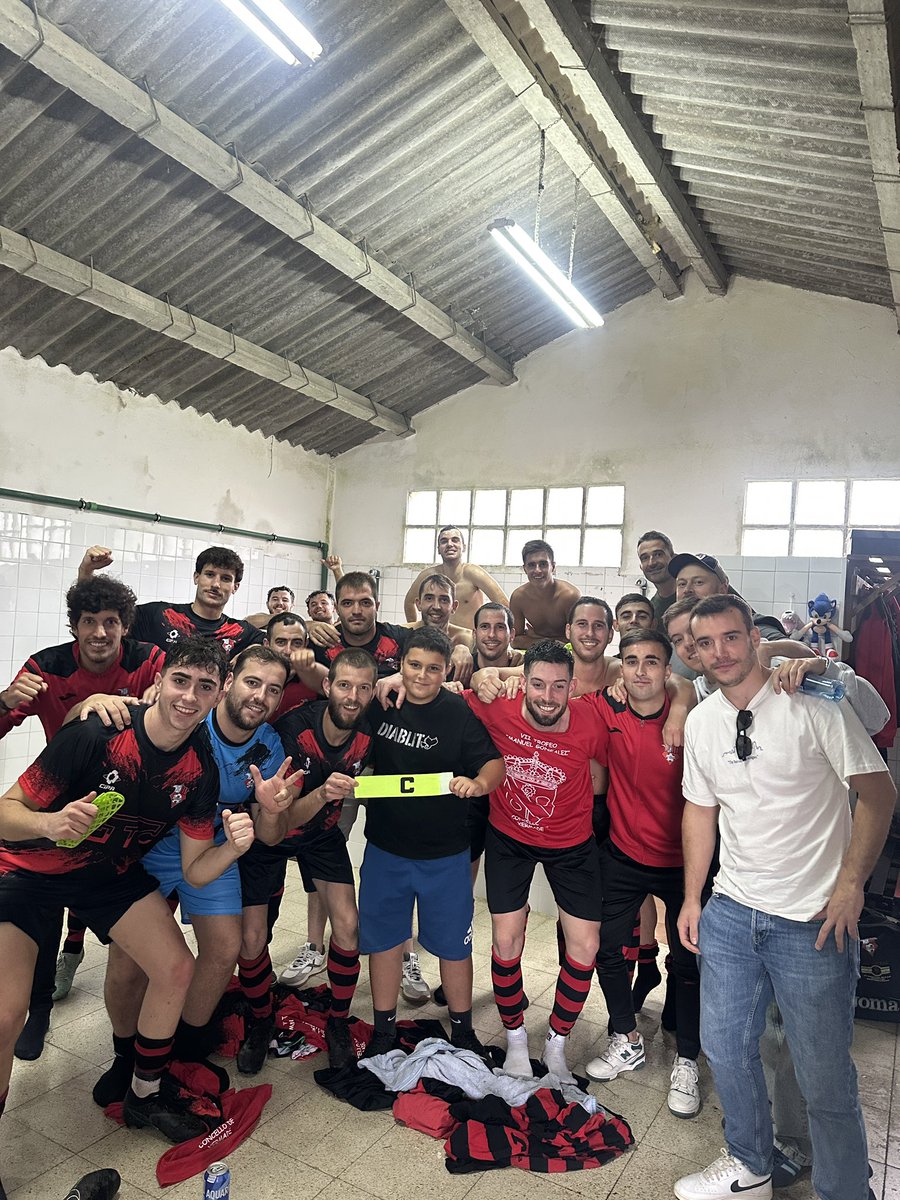 🟢 Vitoria contundente na estrea da temporada!

A verdadeira vitoria é que hoxe volvimos a ter con nós (aínda que na cantina) ao noso capitán❤️🖤

#Xermade2526