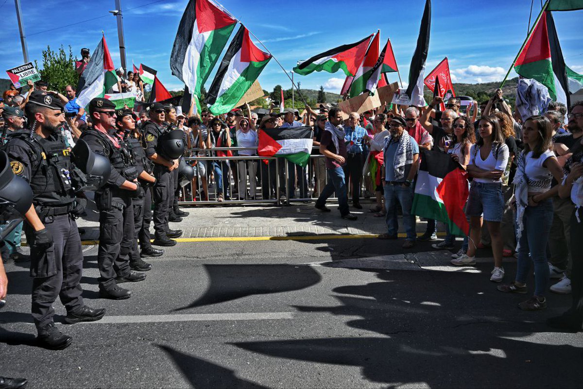IreneMontero's tweet photo. Hoy la solidaridad con Palestina ha parado la vuelta a su paso por Cercedilla.

No hay represión que pare la solidaridad 

Pedimos al Gobierno que deje de reprimir la lucha contra el genocidio de la mano de Ayuso y Almeida

¡Viva Palestina libre! https://t.co/yYmTU4e6yM
