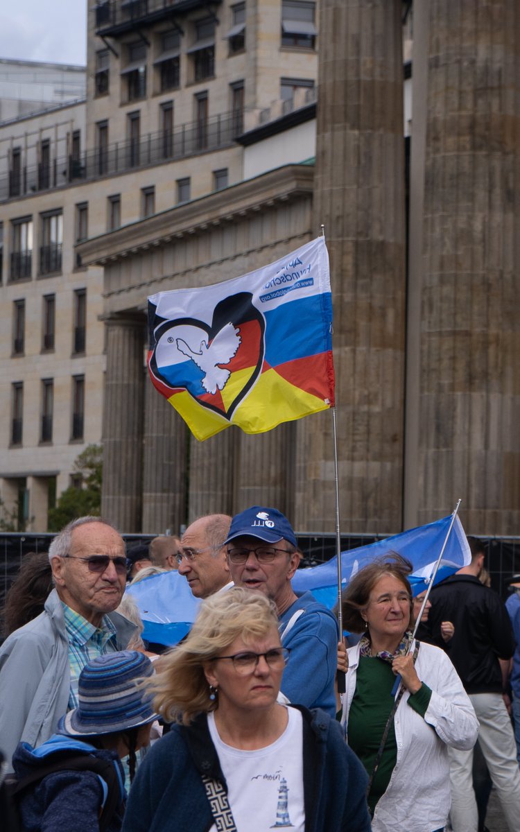 m_dorn_'s tweet photo. Druschba Global, ebenfalls mit mehreren Fahnen vertreten, wurde von AfD-MdB Rainer Rothfuß gegründet. Rothfuß traf 2017 auf der "Friedensfahrt" auch den Chef der nationalistischen Nachtwölfe, A. Saldostanow. #b1309 https://t.co/JnRgYgVGzo https://t.co/s9pyv5AGBz