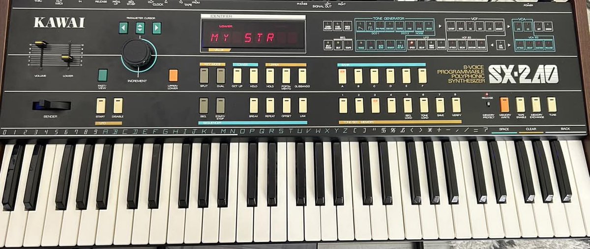 RetroAndreiBlog's tweet photo. A keyboard for musicians - complete with parentheses! Kawai SX-240, early 80s, an 8-voice polyphonic synth with real retro charm.
#RetroSynth #VintageGear #Kawai #SX240 https://t.co/fxKE3ugsCN