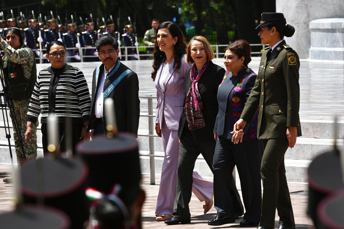 LauraI_Castillo's tweet photo. Recordamos la gesta heroica los #NiñosHéroes, ejemplo de valentía y defensa de la soberanía frente a la invasión de 1847.
Tuve el honor de acompañar a la presidenta @Claudiashein en la ceremonia conmemorativa. La memoria histórica nos impulsa a seguir luchando por un México digno y justo.
#Soberanía #4T