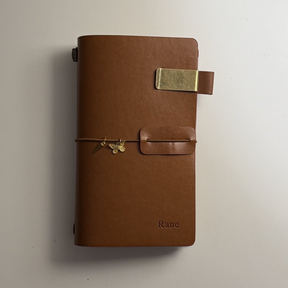 Chairo_00's tweet image. leather journal is finally in my hands 🤎🏷️