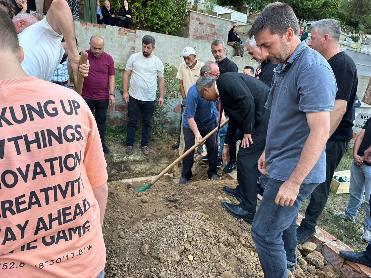 A_HakanAgaoglu's tweet photo. Değerli kardeşim DEVA Partisi Çekmeköy İlçe başkanım Sayın @Mimarhasankeles in kıymetli babasının cenaze törenine İlçe başkanlarımız ve İstanbul İl yöneticilerimizle katıldık merhuma Allah’tan rahmet Keleş ailesine sabırlar dilerim.
#DEVAailesi https://t.co/SotWjg0ojF