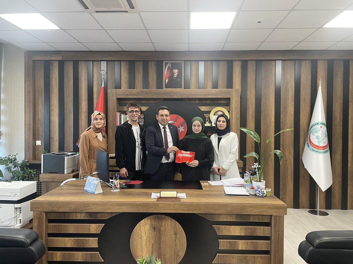 ohsaihl2016's tweet photo. 💪🏆 🇹🇷 Bilek güreşi şampiyonasında sağ kolda Avrupa Şampiyonu olan öğrencimiz Ecrin Bayraklı’ya okul müdürümüz Emrah Tokatlı tarafından akıllı saat hediye edildi.

#Başarı #Gurur #EcrinBayraklı #ÖHSİHL https://t.co/Dl6u0n8wm6