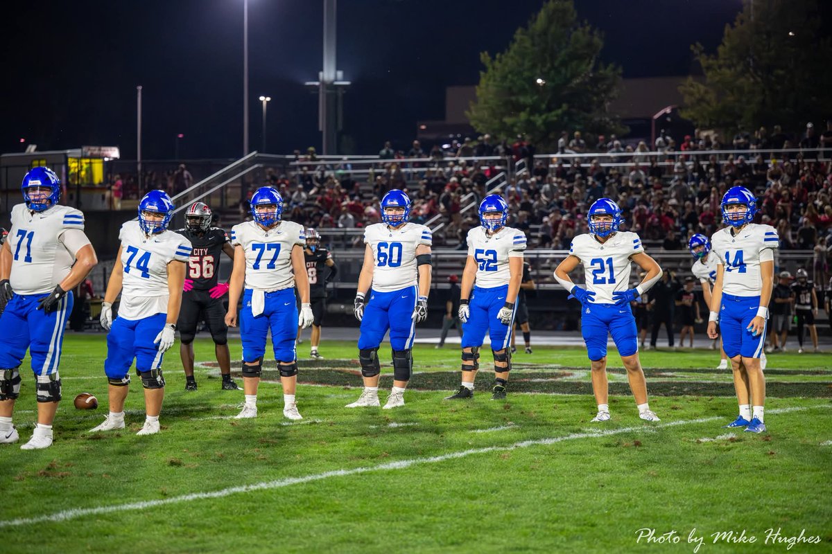 Here are a few pictures from last night's game against Iowa City High. The rest will be uploaded to waukeenwfb.smugmug.com Sunday night. 
📸@sgt13echo 
📸 @je_designandphoto 

#waukee #northwestfootball #northwesthighschool #FridayNightLights