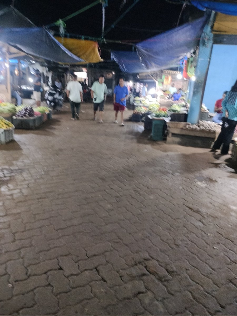 sarmanripendra's tweet photo. Is there any other public market in Assam, having been maintained with such a status ??? This approach was started (by the vendors and users) in the year 2019 on self help basis and still, it's going on .... leading an exemplary initiative from Assam PHED under SBM-G. https://t.co/VilmpajGvD