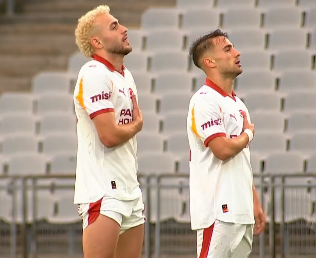 “Galatasaray taraftarı, zor günleri daha da zorlaştıran bir topluluk değildir. Galatasaray taraftarı sevgisi ve desteğiyle en zor anları bile kolaya çeviren bir topluluktur.”