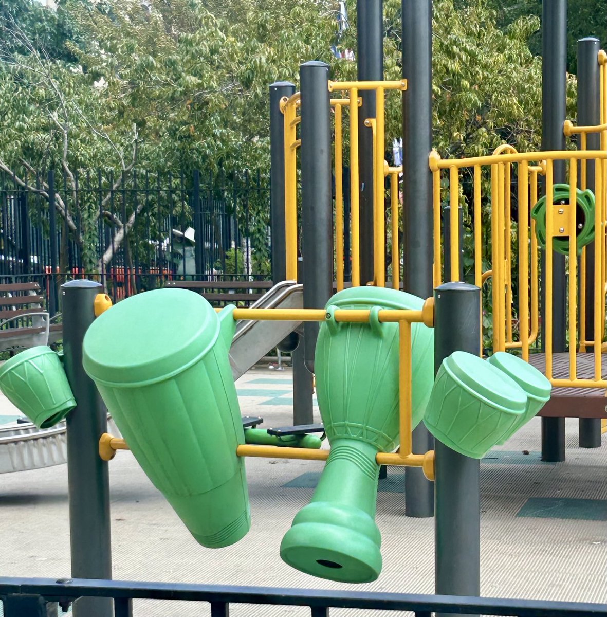 katiewr31413491's tweet image. #Melrose #Bronx #NYCCommGardens are fantastic. 🇵🇷 Latin drums in playground, cute. Puerto Ricans really rescued neighborhood in 80s 🇵🇷