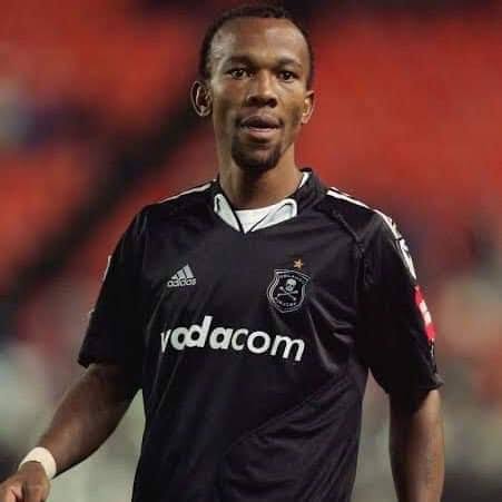 JanVanPotgieter's tweet photo. Leremi                                    Moremi

#OrlandoPirates
#MTN8WafaWafa https://t.co/tCAxHWsTDT