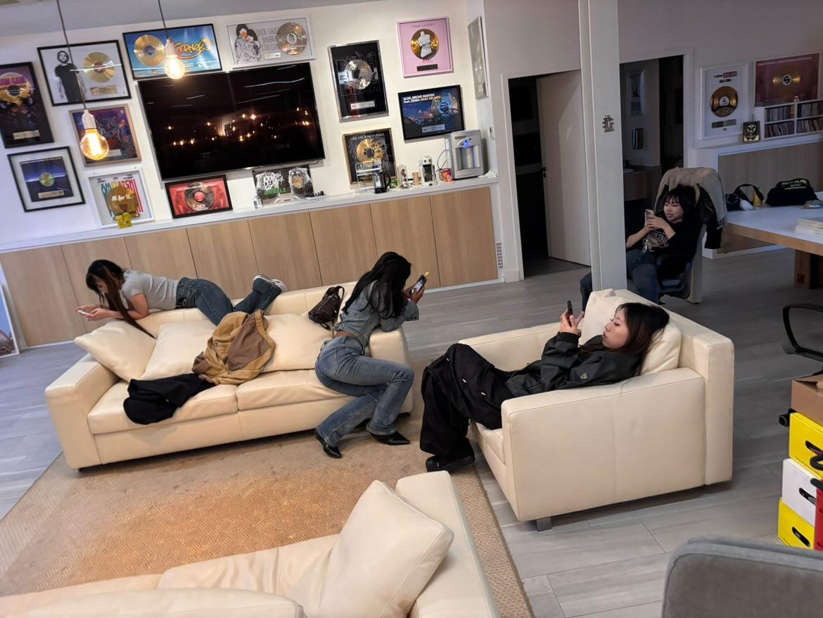 FanStarseedzFR's tweet photo. 💬|13.09.2025

Les filles ont envoyé un message sur le canal Instagram !

"Nous après une journée de tournage : "

#SSZ #STARSEED_Z https://t.co/SLqrp2Tlvc